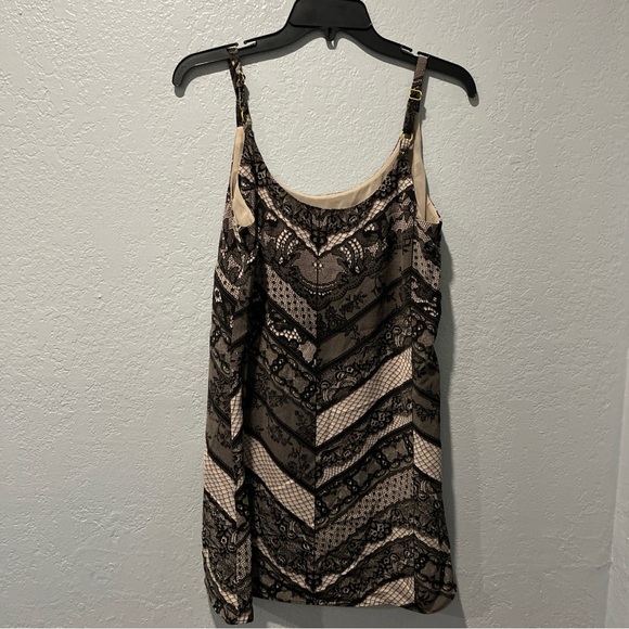 Cabi Women's Black and Gray Patterned top tunic it looks like lace - Picture 5 of 7